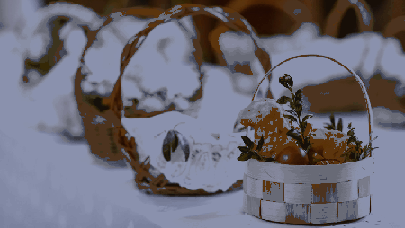 Małe koszyczki z potrawami do święcenia